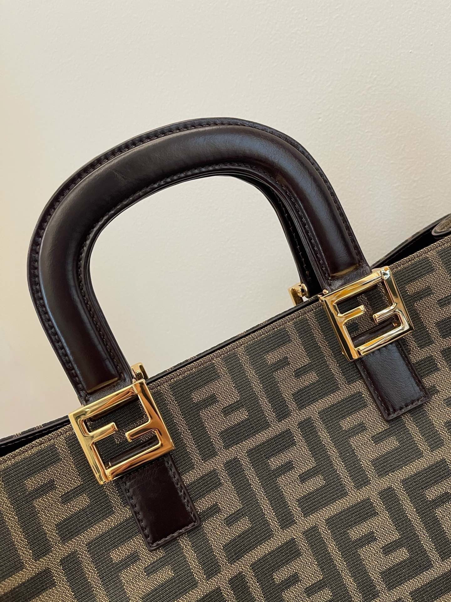 fendi1.3_9c33a26c-426a-4cb7-b880-4e7999057ebe